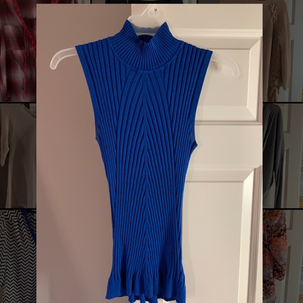 Sleeveless turtleneck shirt